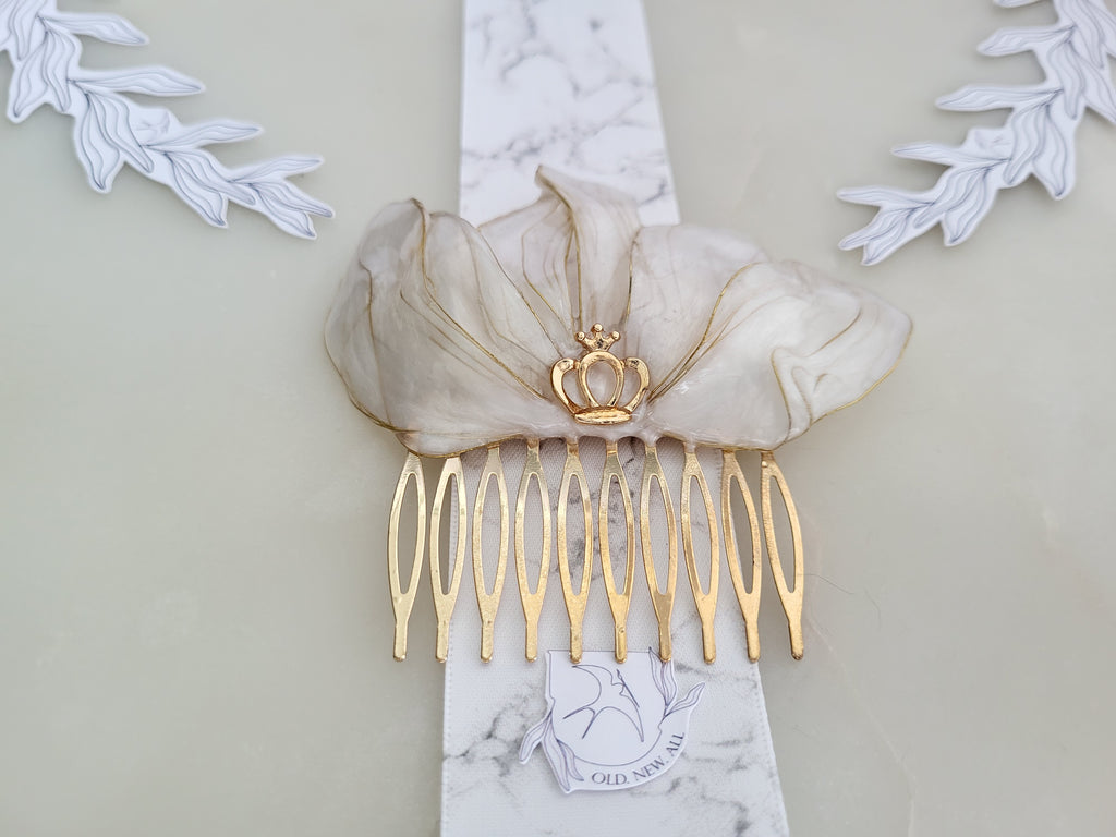 Pearly Flower Bridal Hair Comb, Resin Floral Hairpiece, Gold Wire Blossom Headpiece, Wedding Leaf Hair Pin, Whimsical Botanical Jewelry
