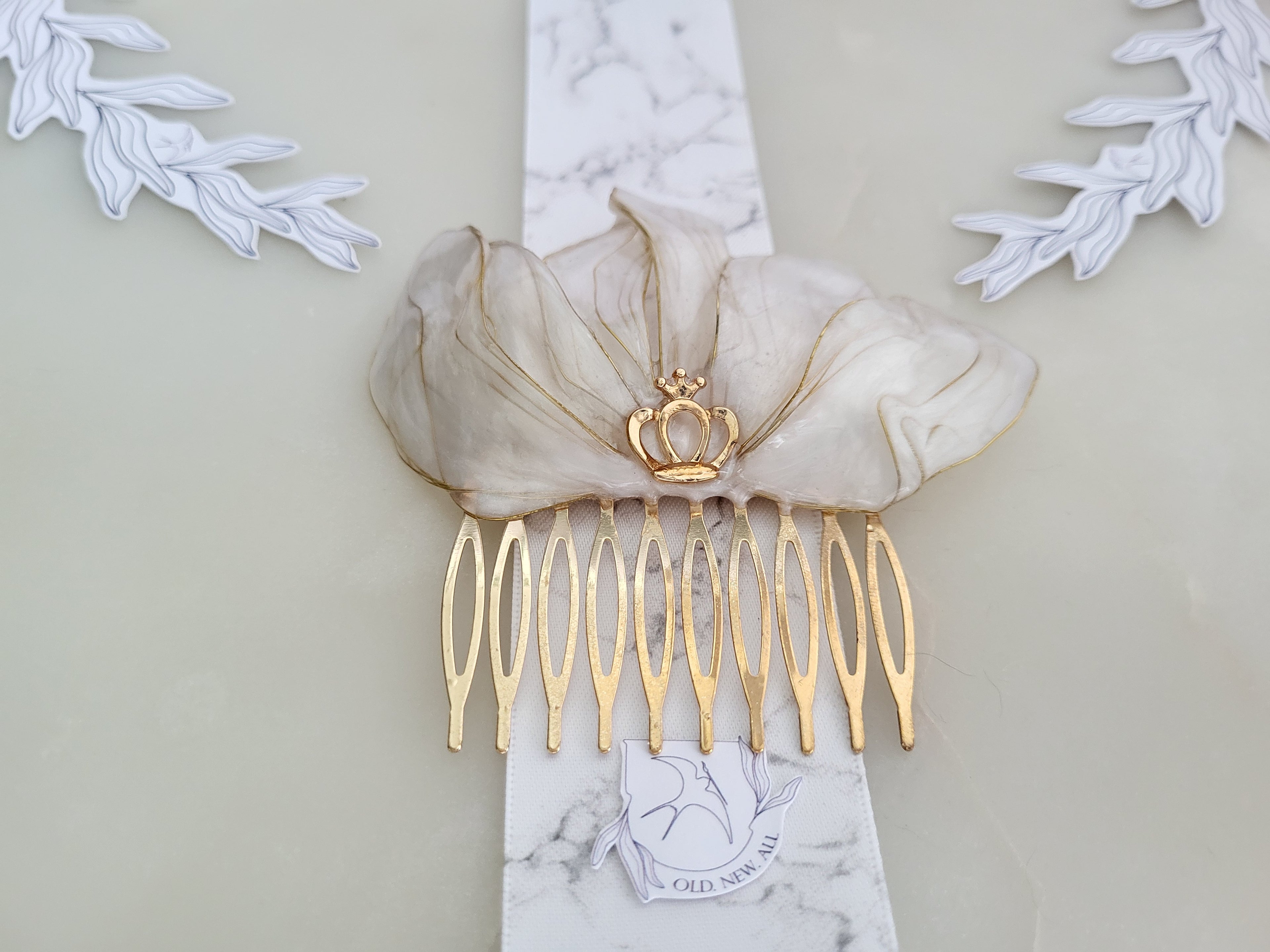 Pearly Flower Bridal Hair Comb, Resin Floral Hairpiece, Gold Wire Blossom Headpiece, Wedding Leaf Hair Pin, Whimsical Botanical Jewelry
