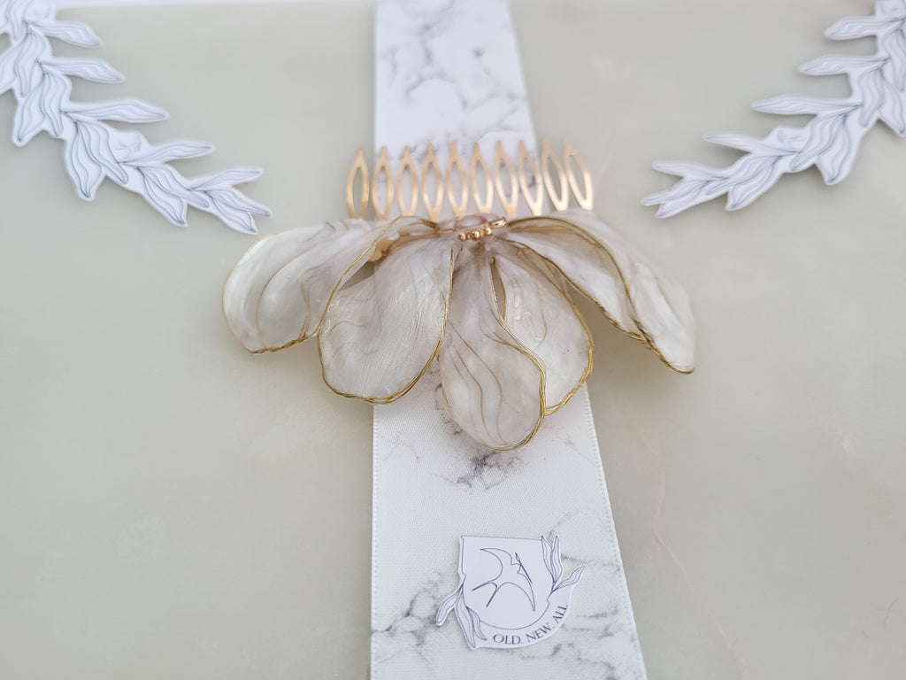 Pearly Flower Bridal Hair Comb, Resin Floral Hairpiece, Gold Wire Blossom Headpiece, Wedding Leaf Hair Pin, Whimsical Botanical Jewelry