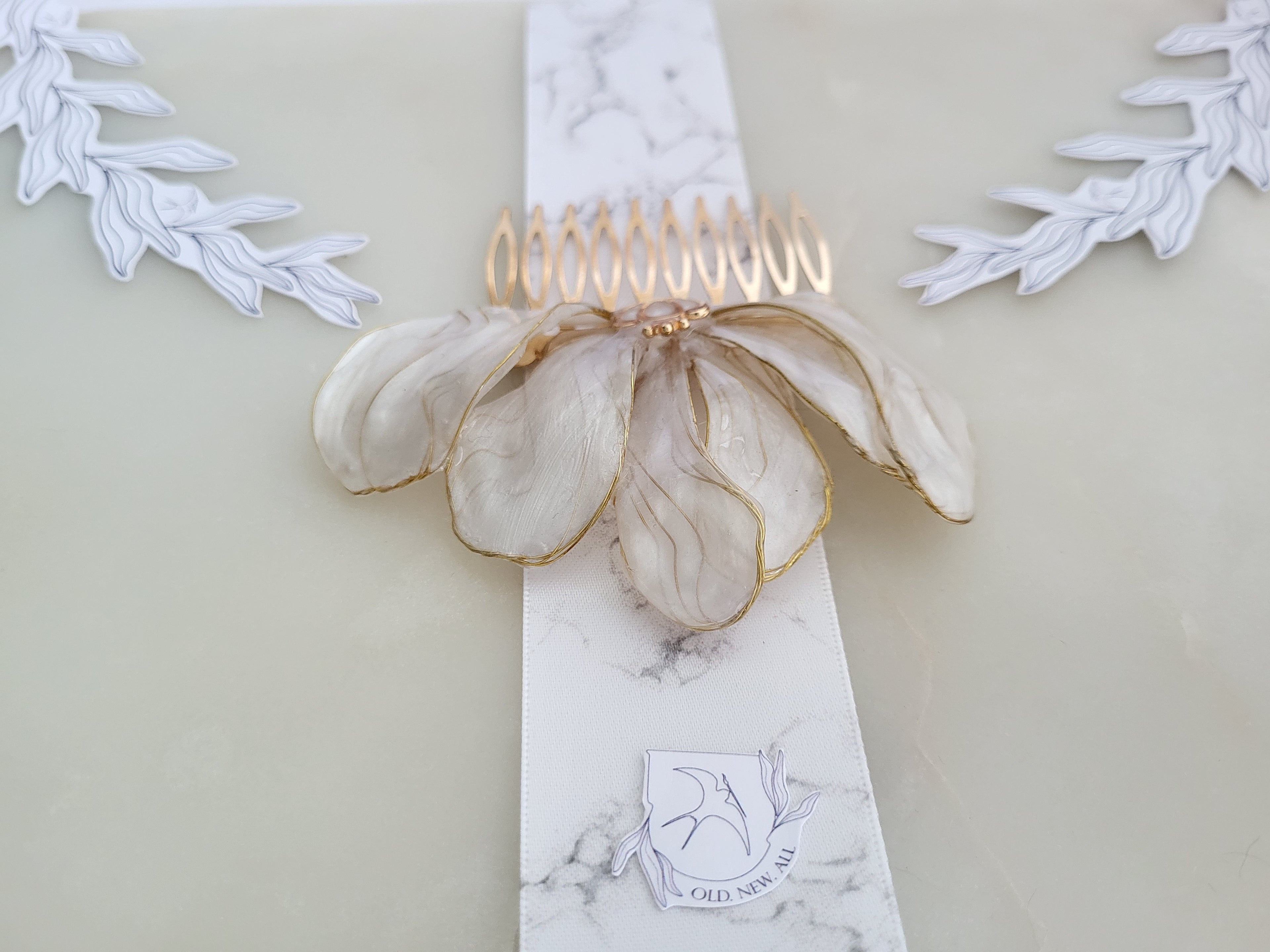 Pearly Flower Bridal Hair Comb, Resin Floral Hairpiece, Gold Wire Blossom Headpiece, Wedding Leaf Hair Pin, Whimsical Botanical Jewelry