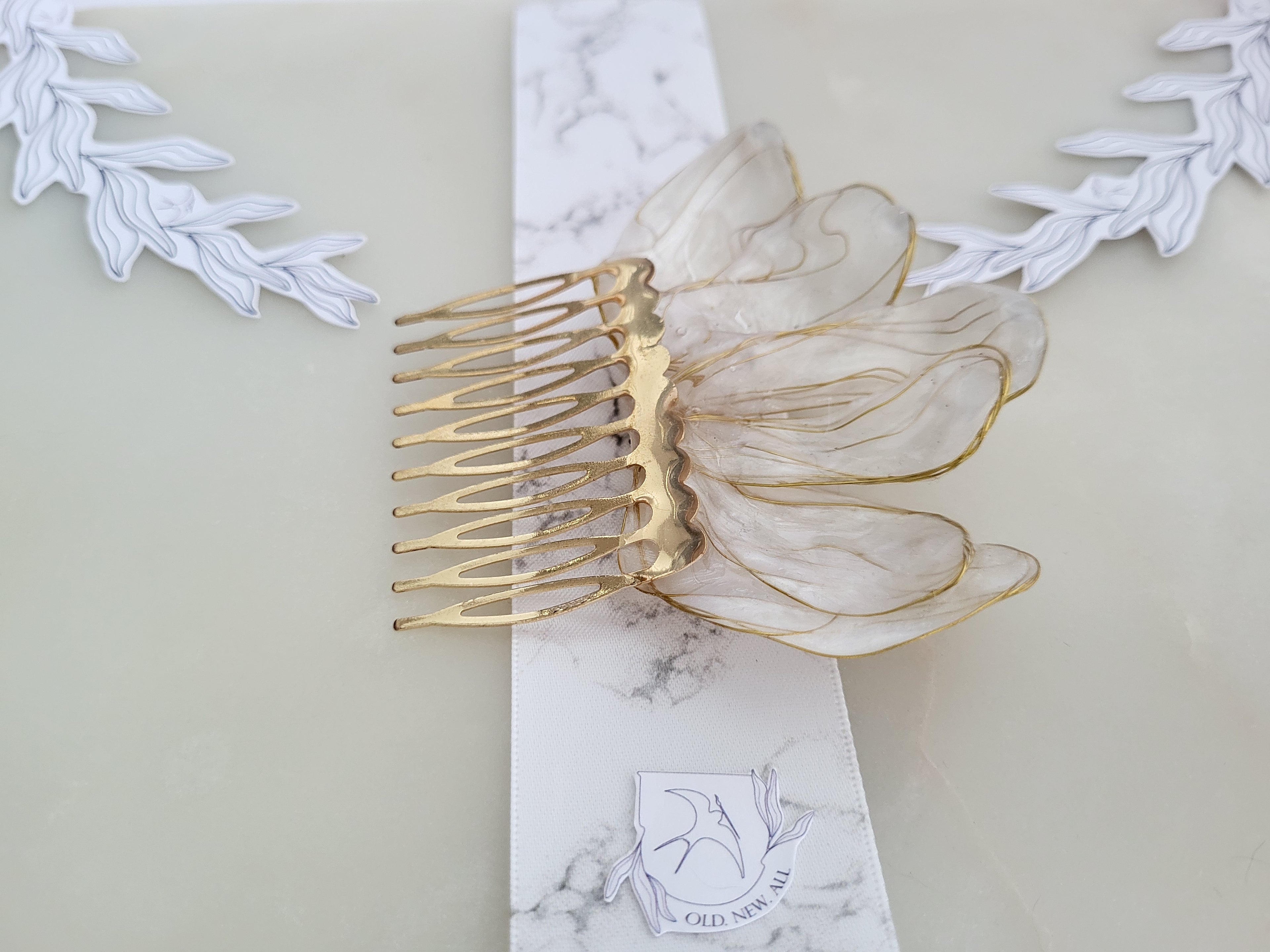 Pearly Flower Bridal Hair Comb, Resin Floral Hairpiece, Gold Wire Blossom Headpiece, Wedding Leaf Hair Pin, Whimsical Botanical Jewelry