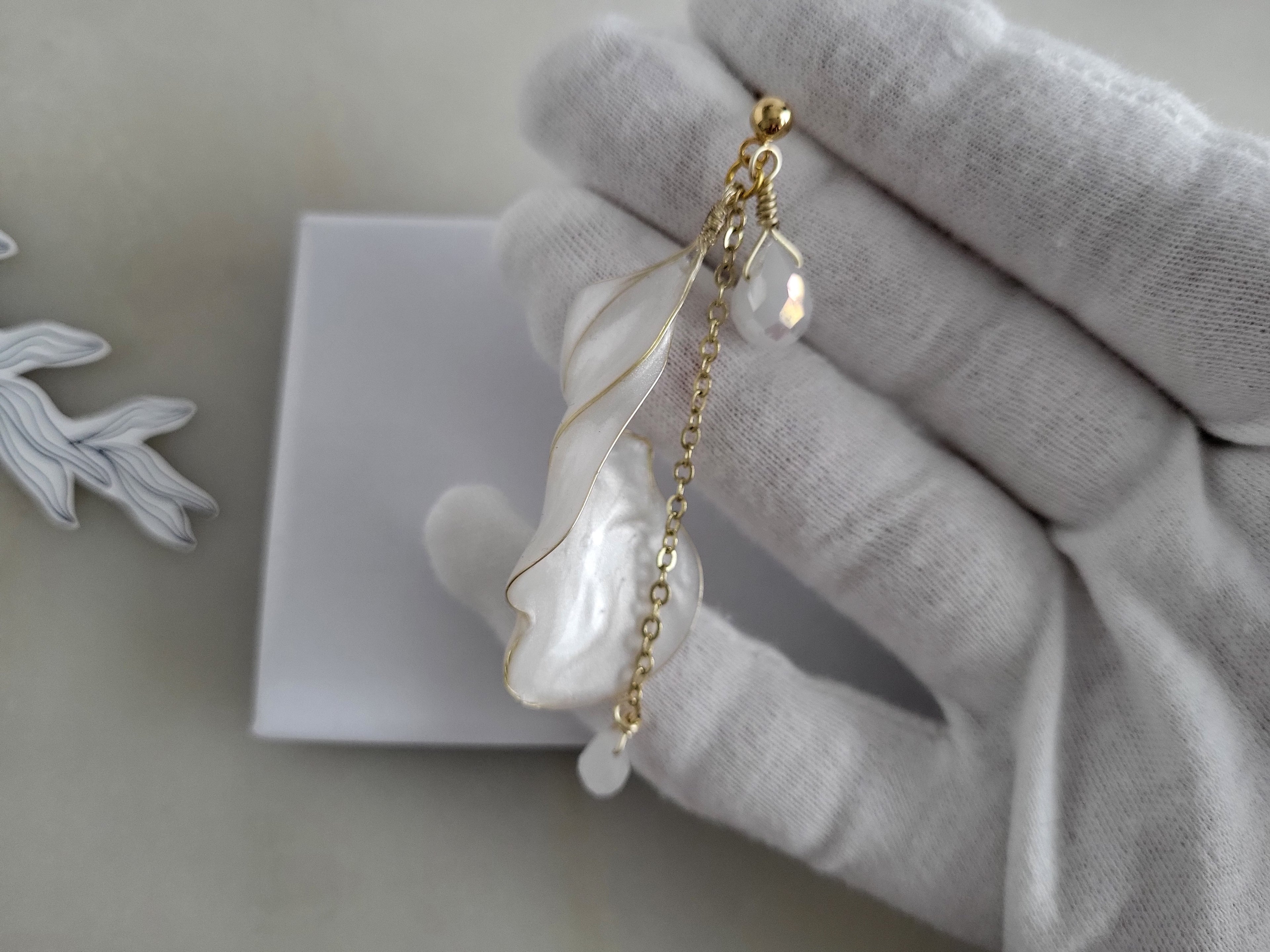 White Waterdrop Crystal Earrings, Gold Floral Dangle Studs, Pearly Resin Flower on Chain, Teardrop Mother of Pearl Style Bridal Jewelry