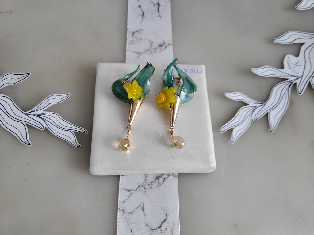 Yellow Flowers Daffodils Earrings, Spring Daffodil Drop Studs, March Birth Flower Gift, Flower Suncatcher, Botanical Yellow Floral Dangles