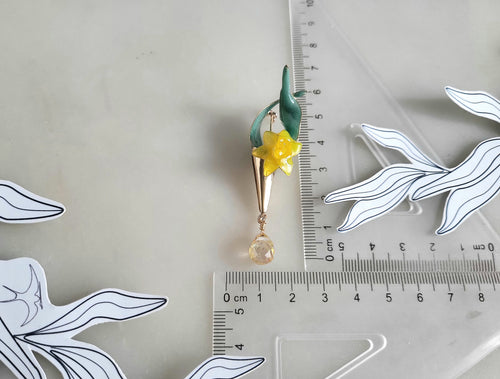 Yellow Flowers Daffodils Earrings, Spring Daffodil Drop Studs, March Birth Flower Gift, Flower Suncatcher, Botanical Yellow Floral Dangles