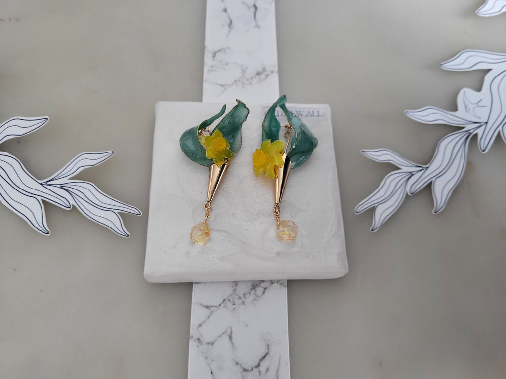 Yellow Flowers Daffodils Earrings, Spring Daffodil Drop Studs, March Birth Flower Gift, Flower Suncatcher, Botanical Yellow Floral Dangles